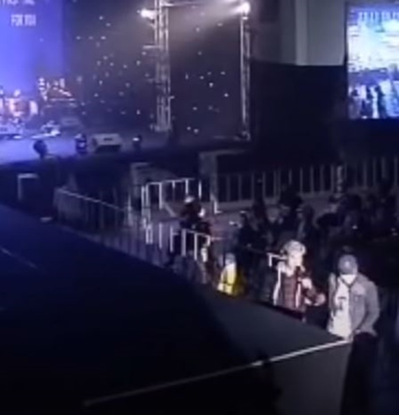  นุ๊ก ธนดล ตกเวทีสูงเกือบ 2  เมตร  ด้านแฟนคลับแห่เป็นห่วง!!