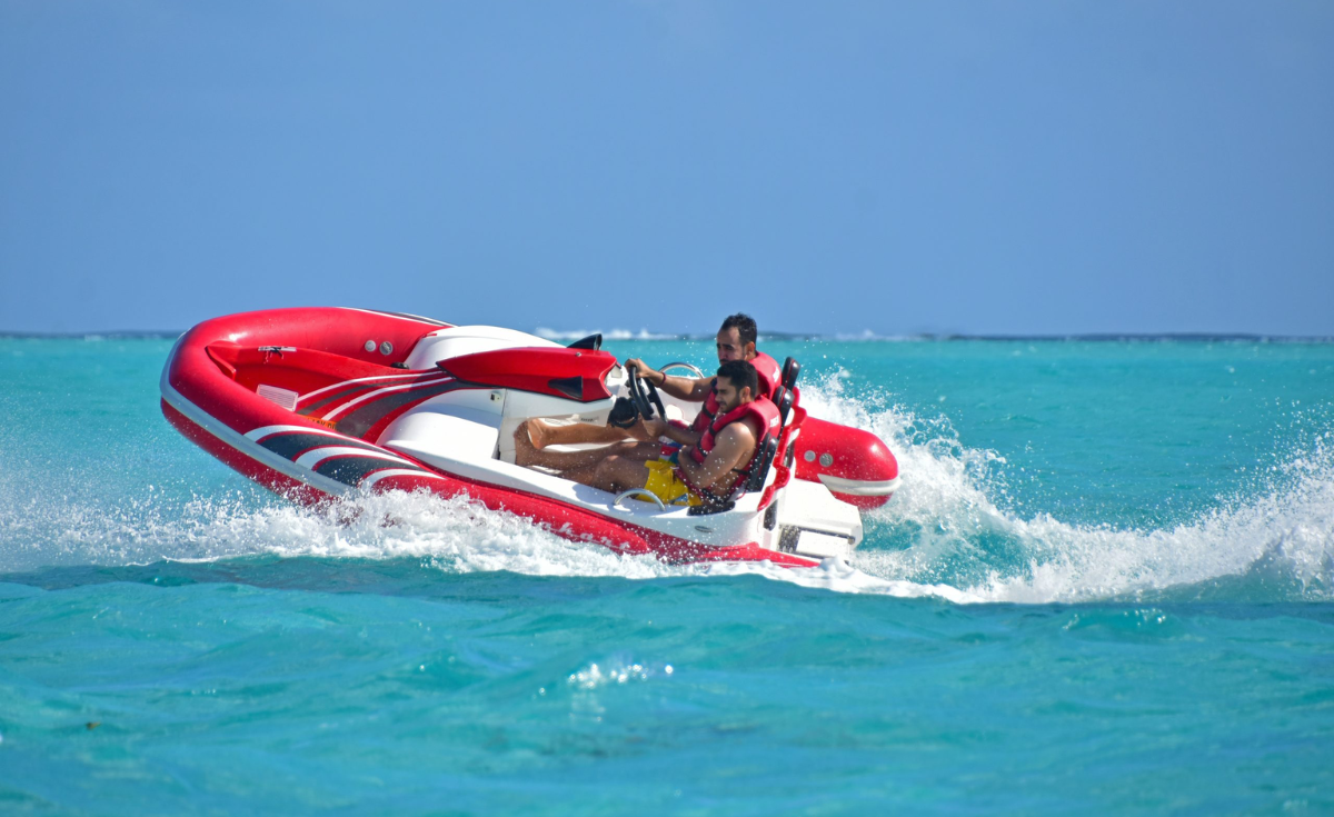 Jet Cars ซิ่งรถหรูบนผิวน้ำสไตล์วัยรุ่นดูไบ Jet Cars ซิ่งรถหรูบนผิวน้ำสไตล์วัยรุ่นดูไบ