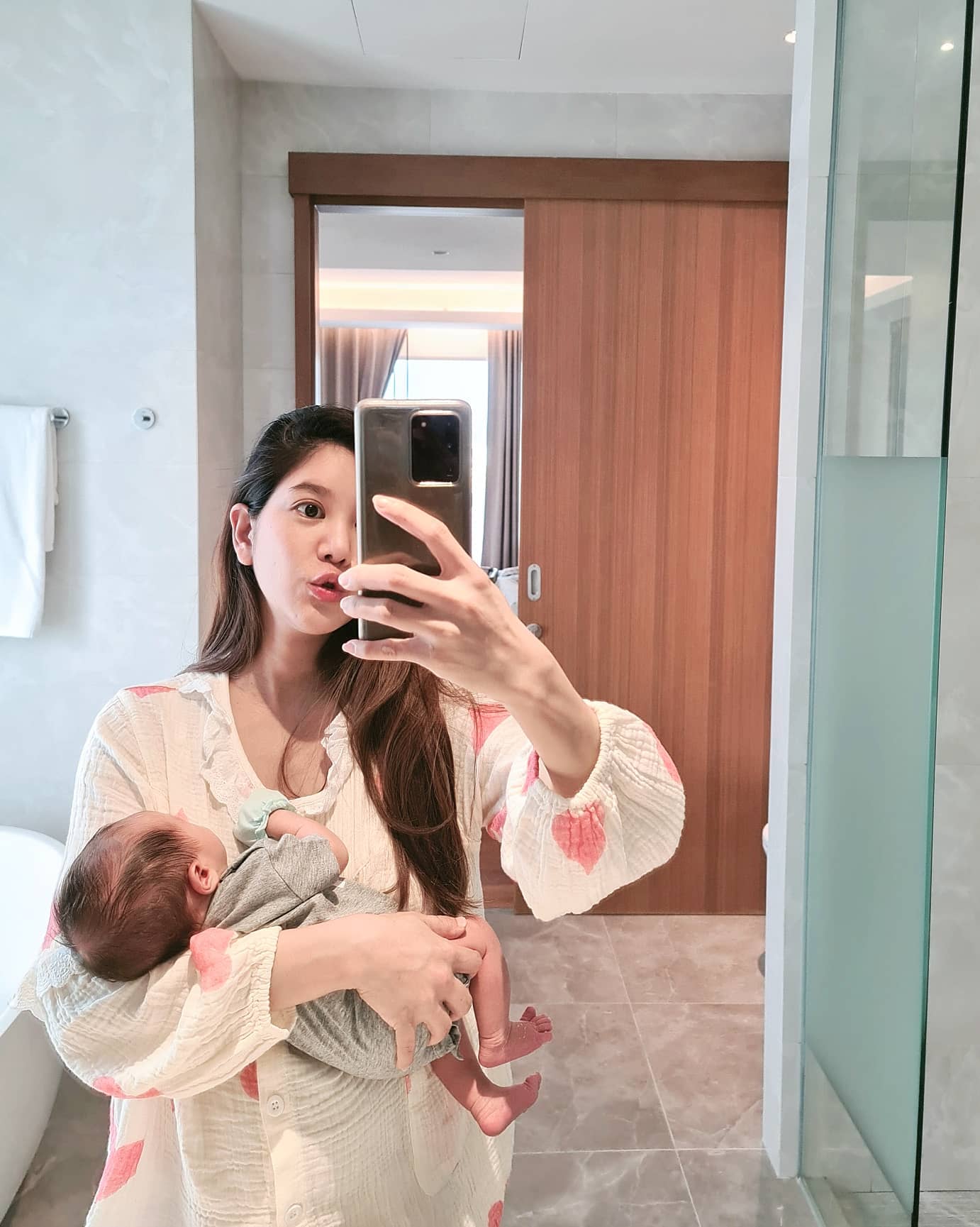 สู่บทบาทคุณแม่เต็มตัว ก้อย รัชวิน อวดภาพชุดนอนที่ไม่ได้นอน