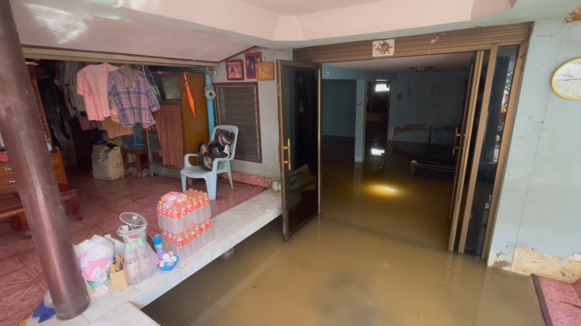 ประมวลภาพ น้ำท่วมอยุธยา จม 157 จุด ท้ายเขื่อนพระรามหกยังวิกฤต ประมวลภาพ น้ำท่วมอยุธยา จม 157 จุด ท้ายเขื่อนพระรามหกยังวิกฤต