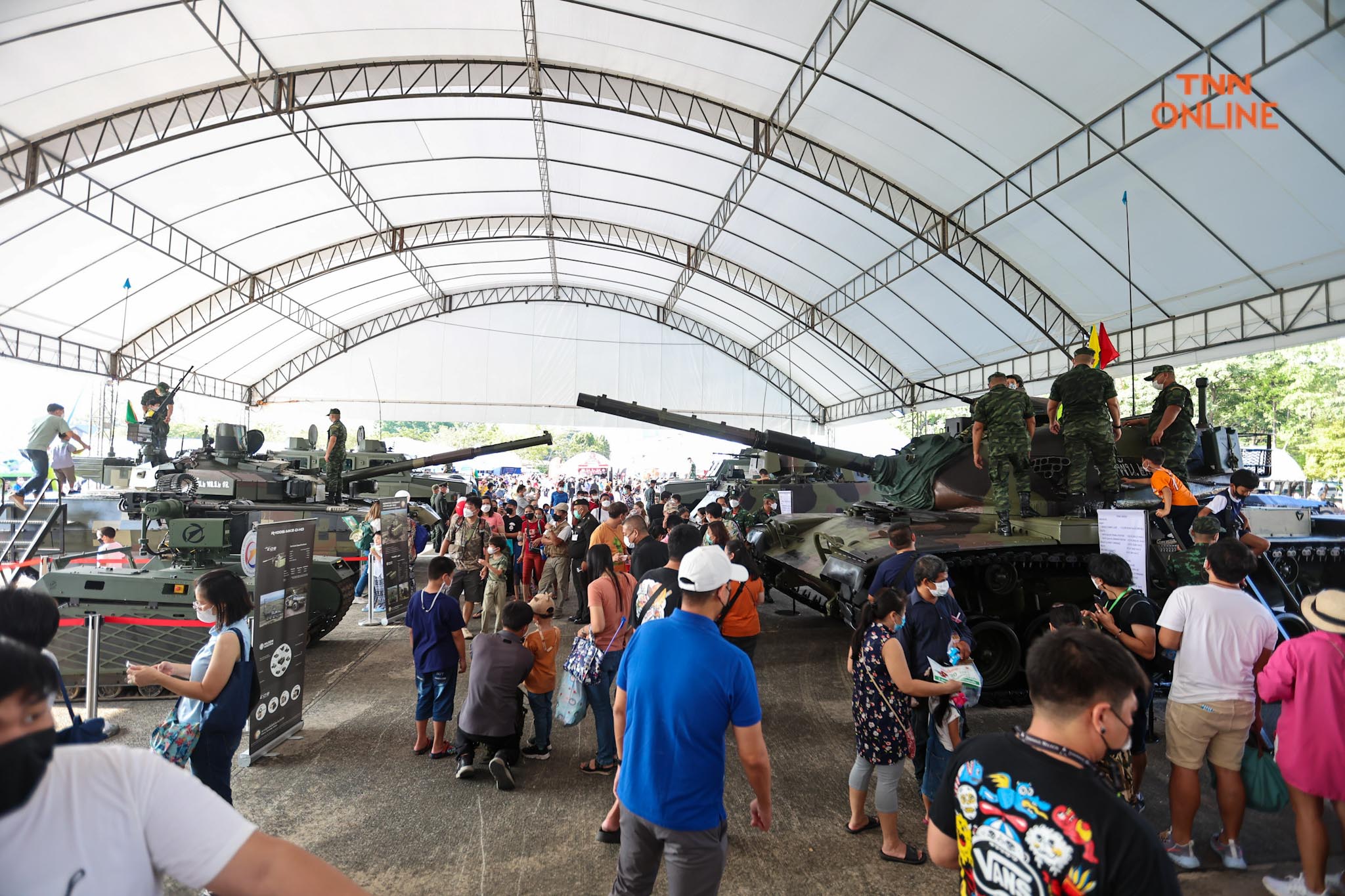 กองทัพบกจัดเต็ม เด็กๆสวมชุดทหารร่วมชมรถถังอย่างใกล้ชิด