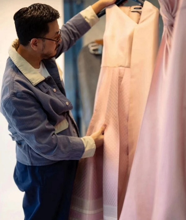 “หมู อาซาว่า” ดีใจ ได้ออกแบบชุดผ้าไทยให้ (G)I-DLE (มีคลิป)