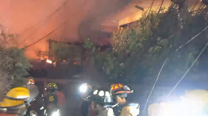 ระทึก! ไฟไหม้ชุมชนในซอยสุขสวัสดิ์ 52 เสียหาย 7 หลัง เจ็บ 3 ราย ระทึก! ไฟไหม้ชุมชนในซอยสุขสวัสดิ์ 52 เสียหาย 7 หลัง เจ็บ 3 ราย