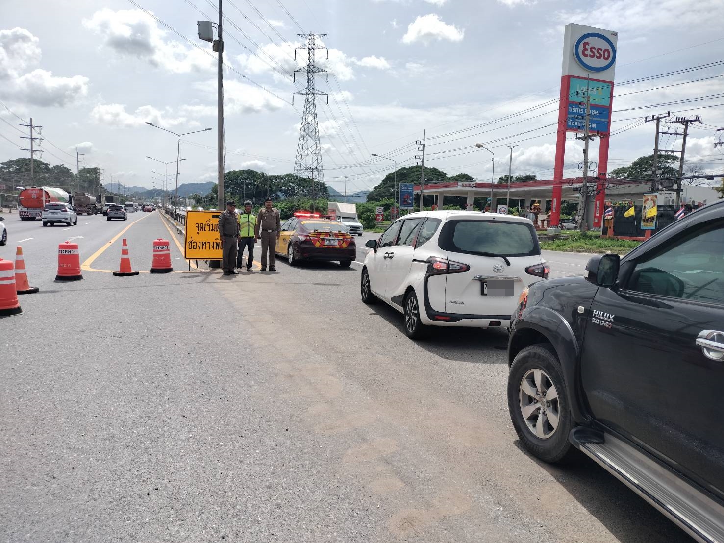 จราจรถนนมิตรภาพ โคราช ล่าสุด! ปริมาณรถมาก ตร.เปิดช่องทางพิเศษ 3 จุด 
