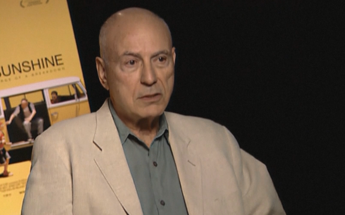 วางดอกไม้ไว้อาลัย “Alan Arkin”  ผู้รับบทคุณปู่  Little Miss Sunshine  เสียชีวิตในวัย 89 ปี