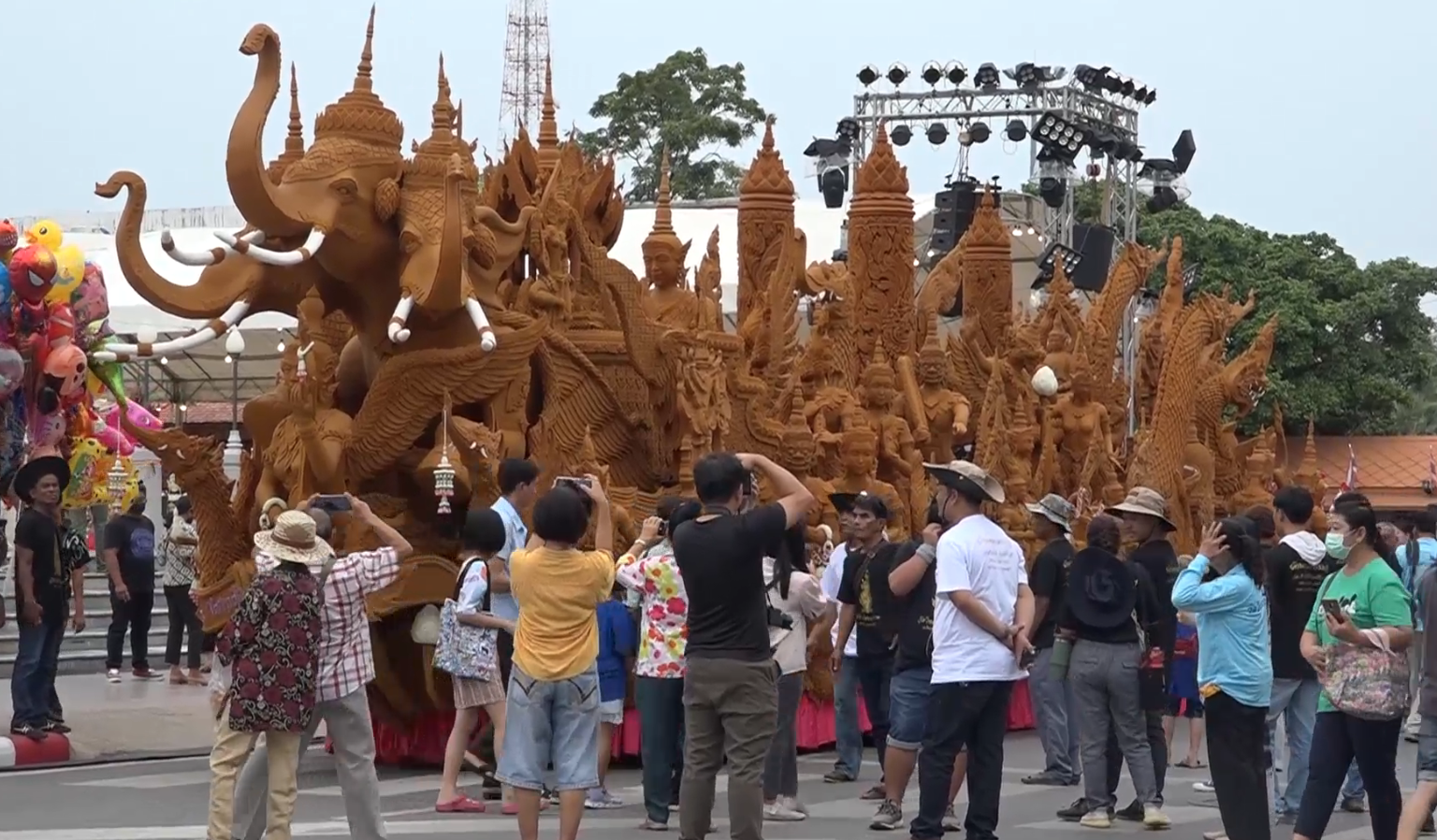 เปิดภาพ “แห่เทียนพรรษาโคราช” จัดยิ่งใหญ่อลังการ นทท.ร่วมงานคึกคัก