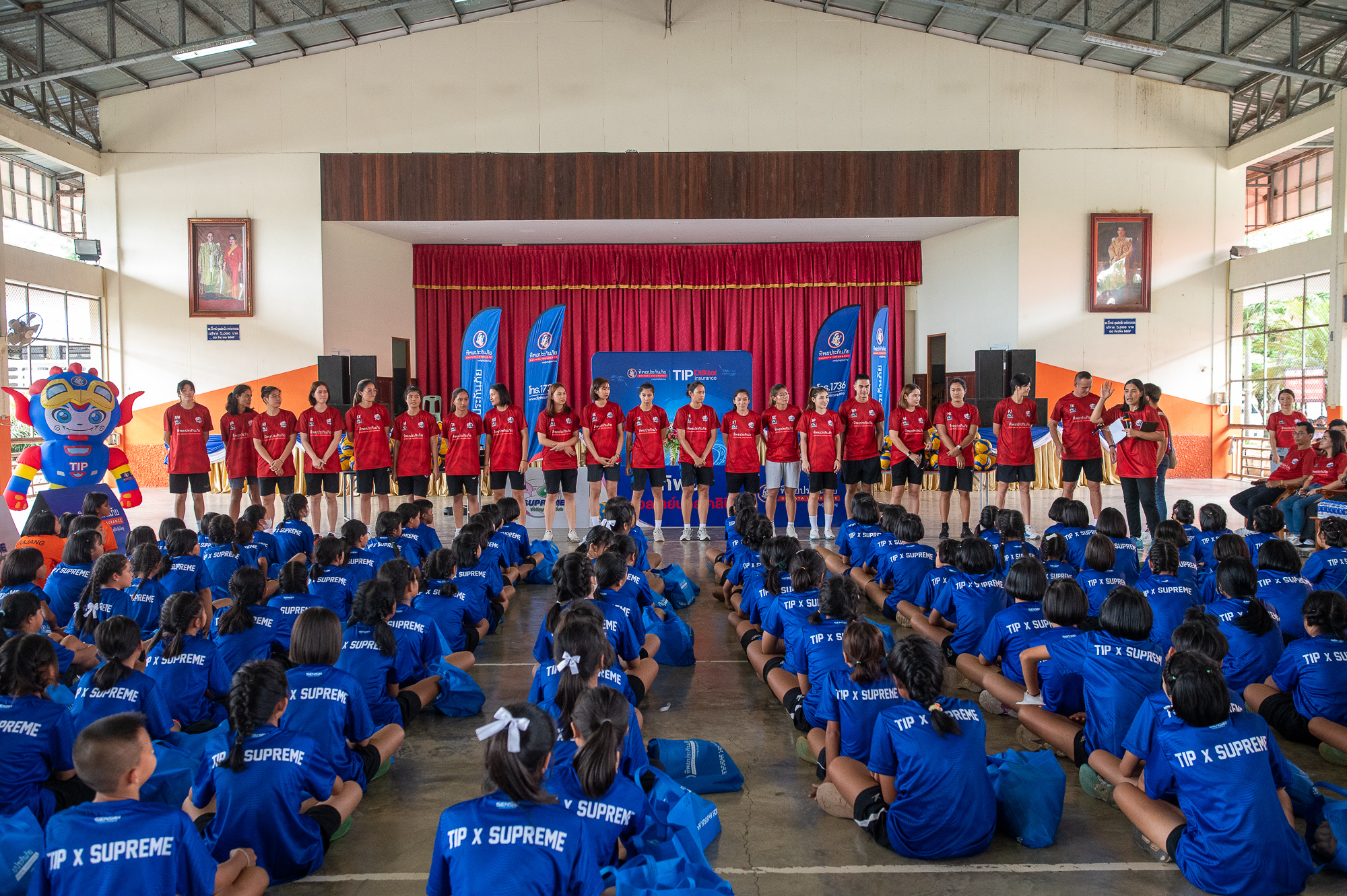 กัปตันกิ๊ฟนำทีมสอน! 'สุพรีมฯ' จับมือ 'ทิพยฯ' ทำคลินิกวอลเลย์บอลสู่เยาวชน กัปตันกิ๊ฟนำทีมสอน! 'สุพรีมฯ' จับมือ 'ทิพยฯ' ทำคลินิกวอลเลย์บอลสู่เยาวชน