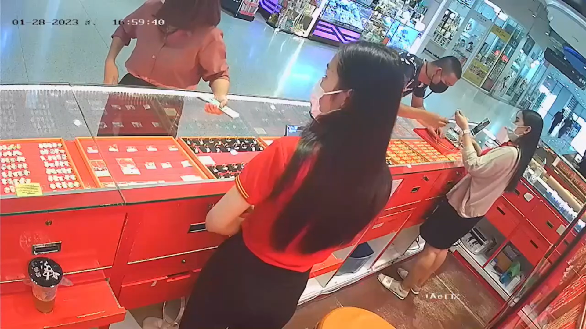 คนร้ายชิงทอง ห้างดังย่านปากเกร็ด ถูกตำรวจสอบสวนกลาง CIB รวบทันควัน คนร้ายชิงทอง ห้างดังย่านปากเกร็ด ถูกตำรวจสอบสวนกลาง CIB รวบทันควัน