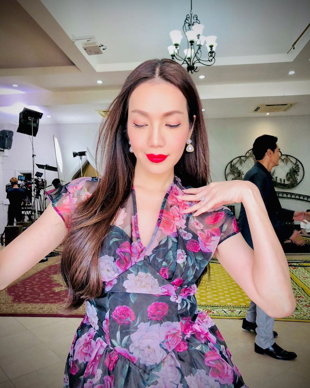 ประวัติ อ๋อม สกาวใจ ดารา-พิธีกรชื่อดัง ลงส.ส.สมัยแรกในนามพรรคเพื่อไทย