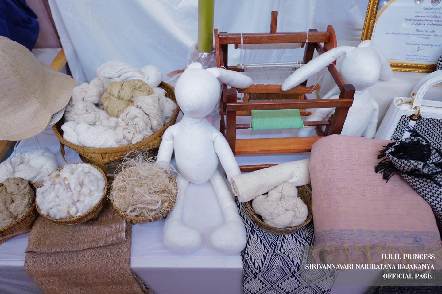 เจ้าฟ้าสิริวัณณวรี เสด็จไปทอดพระเนตรการจัดแสดงและจำหน่ายผลิตภัณฑ์ผ้าและงานหัตกรรมภาคกลาง เจ้าฟ้าสิริวัณณวรี เสด็จไปทอดพระเนตรการจัดแสดงและจำหน่ายผลิตภัณฑ์ผ้าและงานหัตกรรมภาคกลาง
