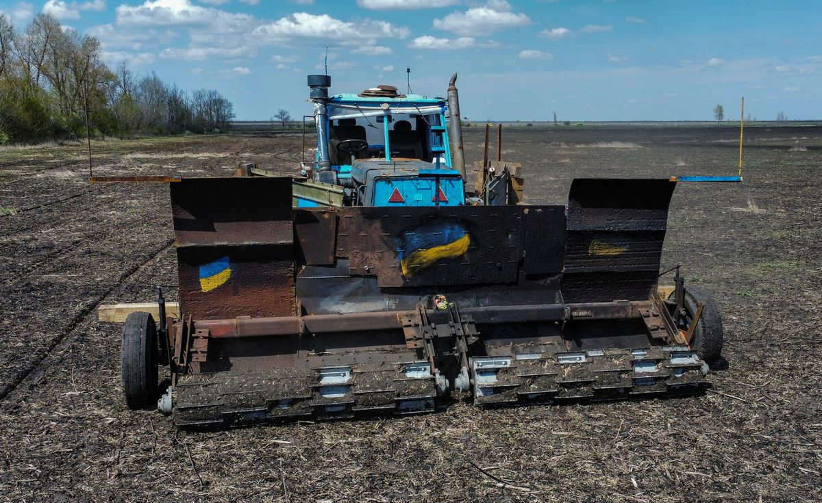 เกษตรกรชาวยูเครนดัดแปลงรถแทรกเตอร์กำจัดระเบิดที่ถูกฝังในพื้นไร่ เกษตรกรชาวยูเครนดัดแปลงรถแทรกเตอร์กำจัดระเบิดที่ถูกฝังในพื้นไร่