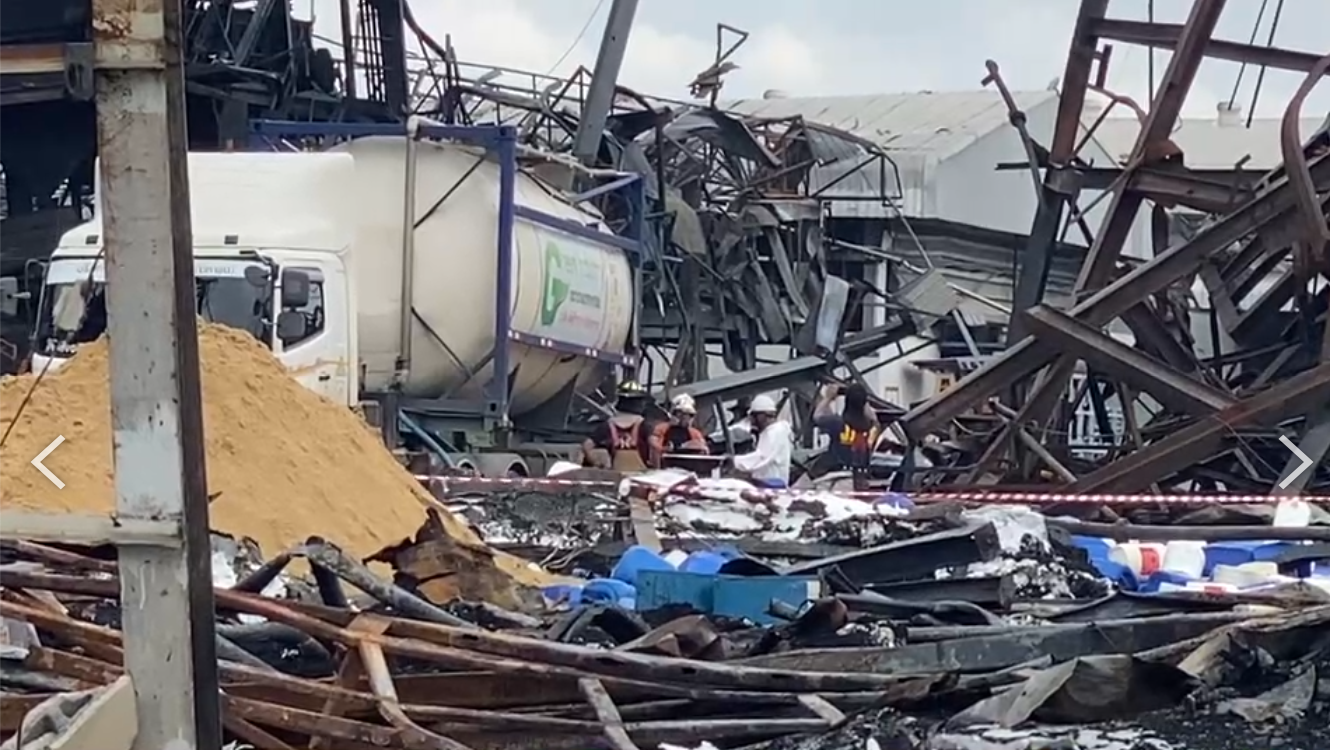 เริ่มแล้วขนย้ายสารเคมี 600 ตัน เหตุไฟไหม้โรงงานกิ่งแก้ว เริ่มแล้วขนย้ายสารเคมี 600 ตัน เหตุไฟไหม้โรงงานกิ่งแก้ว