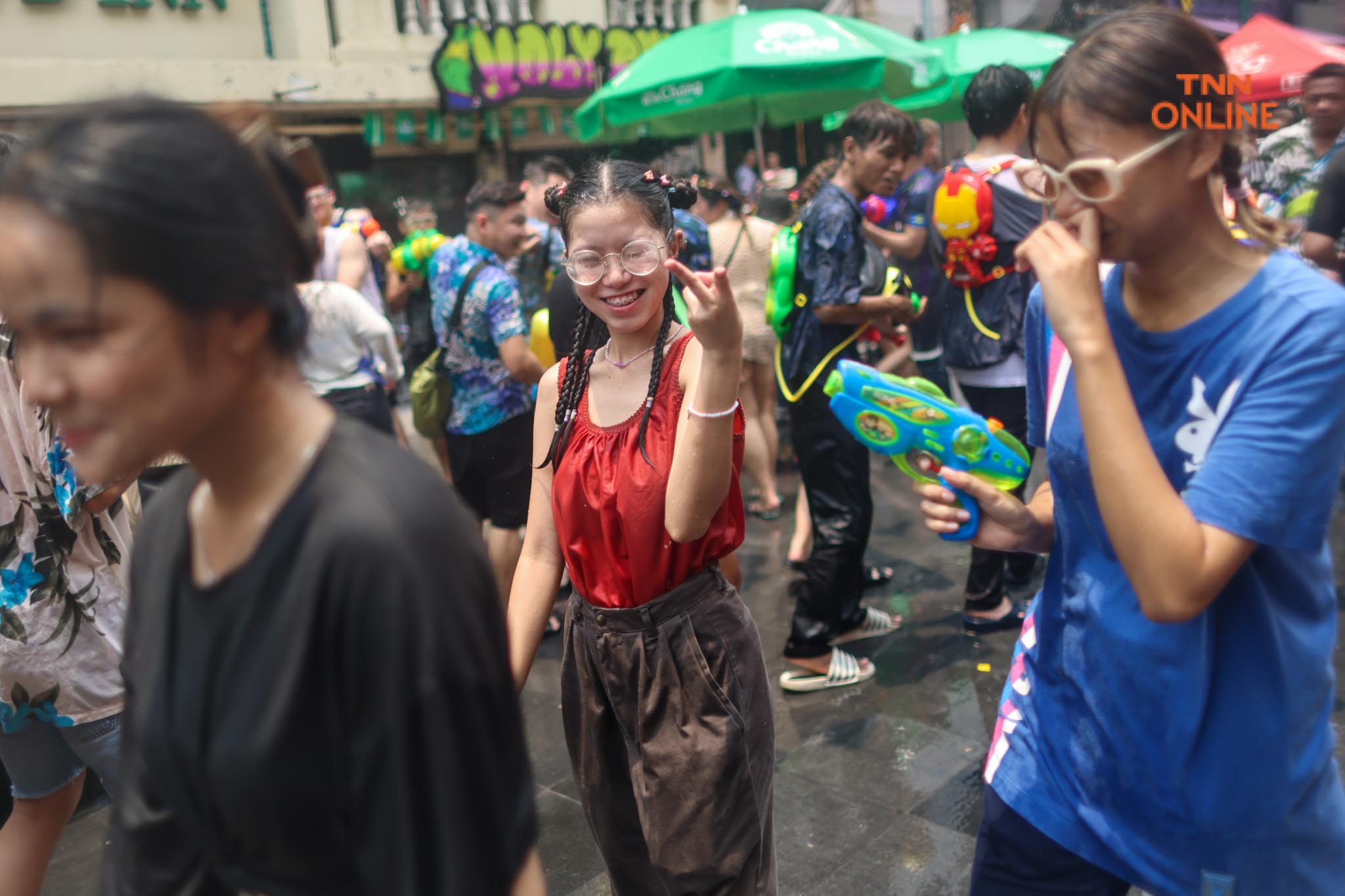 เริ่มแล้วสงกรานต์ข้าวสาร นทท.เล่นสาดน้ำกันคึกคัก เริ่มแล้วสงกรานต์ข้าวสาร นทท.เล่นสาดน้ำกันคึกคัก