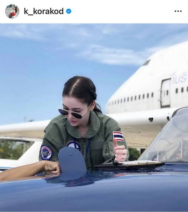 ส่องลุคนักบินสุดเท่ ก้อย กรกช นักแสดงสาวดีกรีกัปตัน สวยเก่งครบเครื่อง