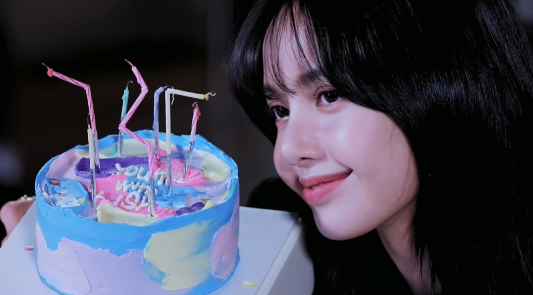 โมเมนท์สุดน่ารัก เมื่อเหล่าเด็กฝึกอวยพรวันเกิดให้ 'ลิซ่า' BLACKPINK