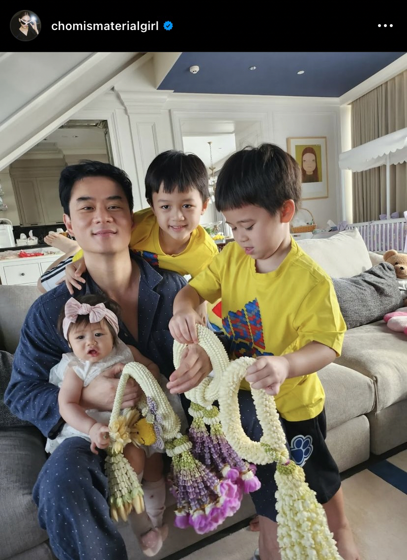 น่ารักเกินไปไหม! ชมพู่ เผยภาพ สายฟ้า-พายุ-แอบิเกล มอบพวงมาลัยให้คุณพ่อ น็อต