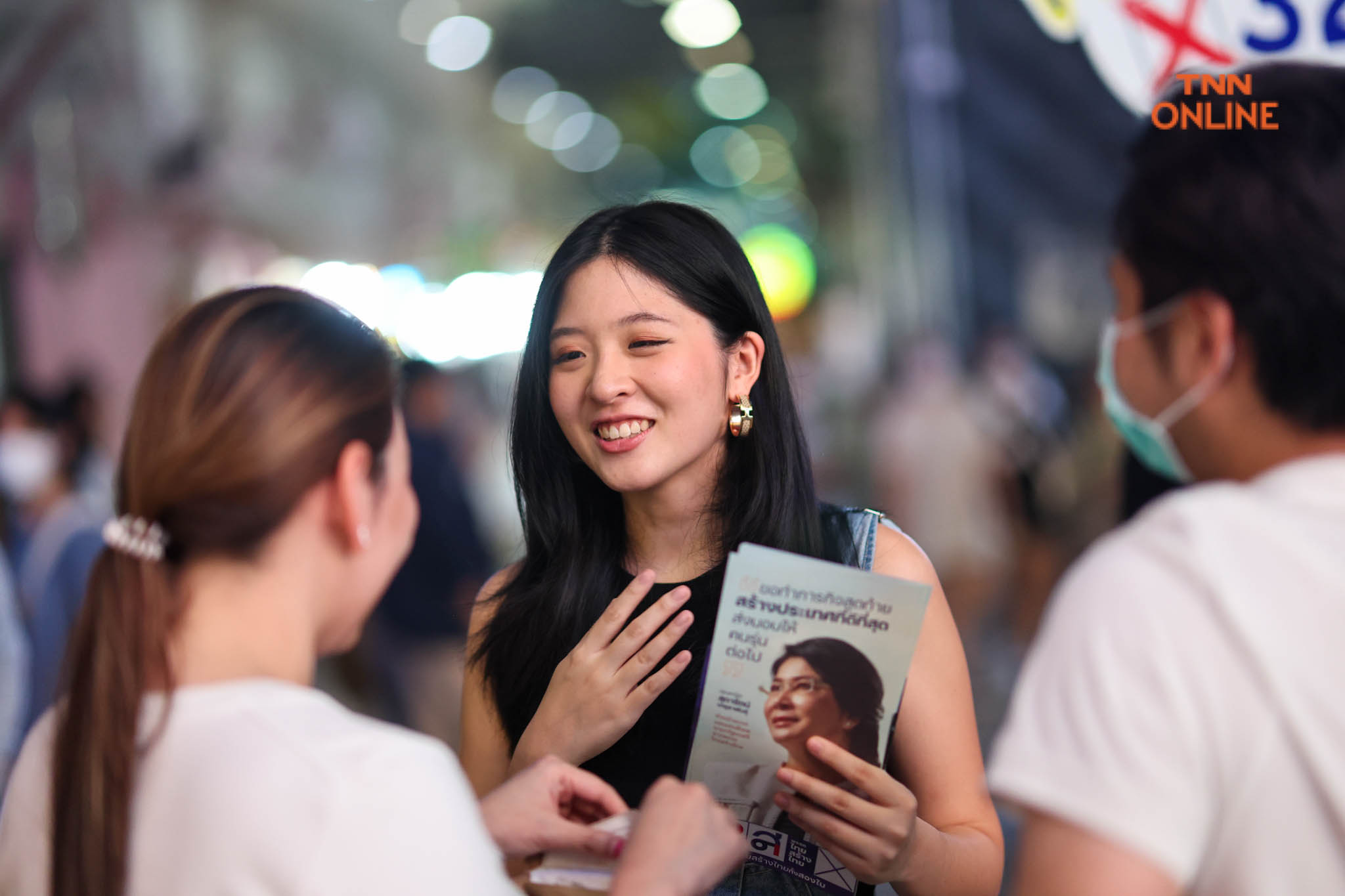 ศิธา-จินนี่ ลงพื้นที่สยาม พบป่ะพูดคุยกลุ่มวัยรุ่นโค้งสุดท้ายเลือกตั้ง 66 ศิธา-จินนี่ ลงพื้นที่สยาม พบป่ะพูดคุยกลุ่มวัยรุ่นโค้งสุดท้ายเลือกตั้ง 66