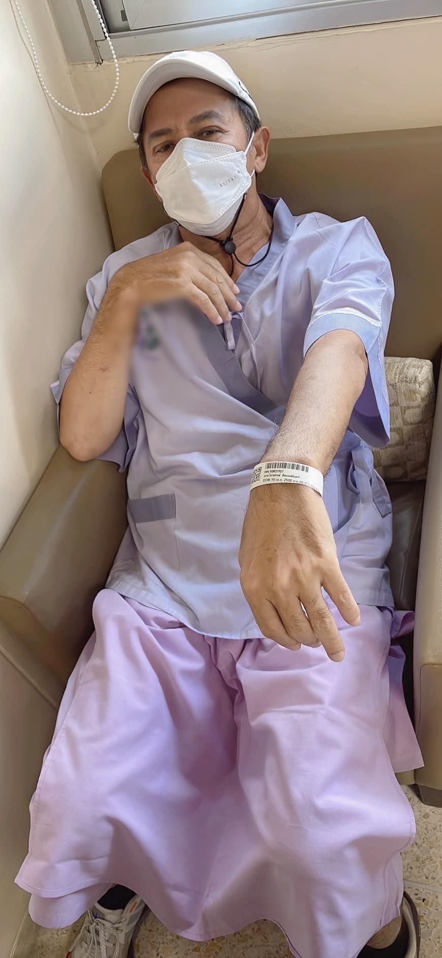 รอผลตรวจชิ้นเนื้อ! ไกรสร สามี พุ่มพวง ดวงจันทร์ เข้ารพ. แฟนๆ แห่ส่งกำลังใจแน่น