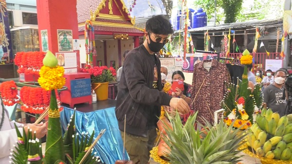 ครอบครัว พุ่มพวง ดวงจันทร์ มอบทุนการศึกษา 30 ทุน   (มีคลิป) 