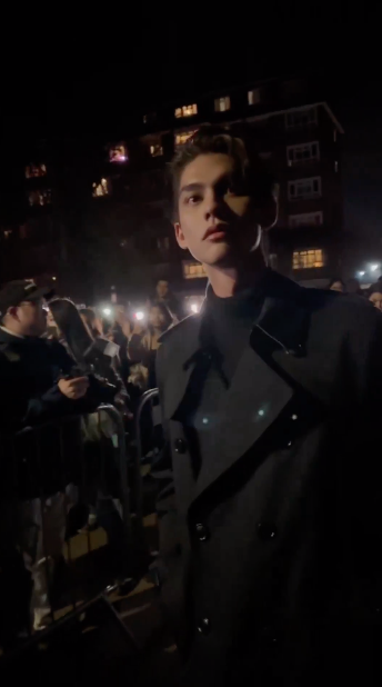 หล่อปังระดับโลก!! ประมวลลุค 'ไบร์ท วชิรวิชญ์' ประชันซุปตาร์โลก ชมแฟชั่นโชว์ลอนดอน หล่อปังระดับโลก!! ประมวลลุค 'ไบร์ท วชิรวิชญ์' ประชันซุปตาร์โลก ชมแฟชั่นโชว์ลอนดอน