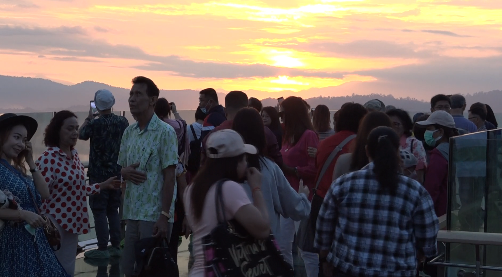 ที่เที่ยวเบตง “สกายวอล์กอัยเยอร์เวง” นทท.แห่ดับร้อนสัมผัส 23 องศาฯ