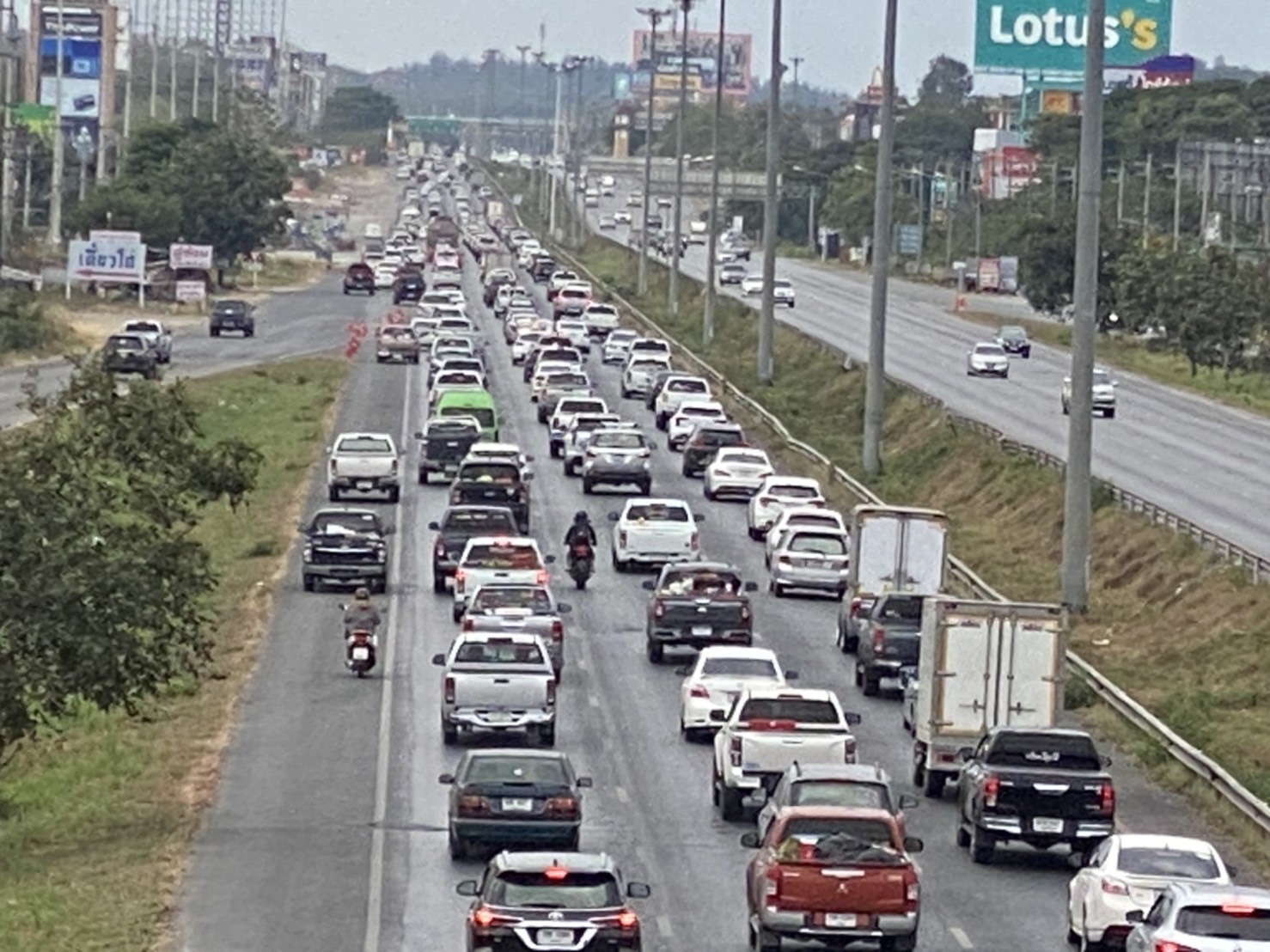 ถนนมิตรภาพทางลงมอเตอร์เวย์ รถติดหนึบยาว 10 กม.