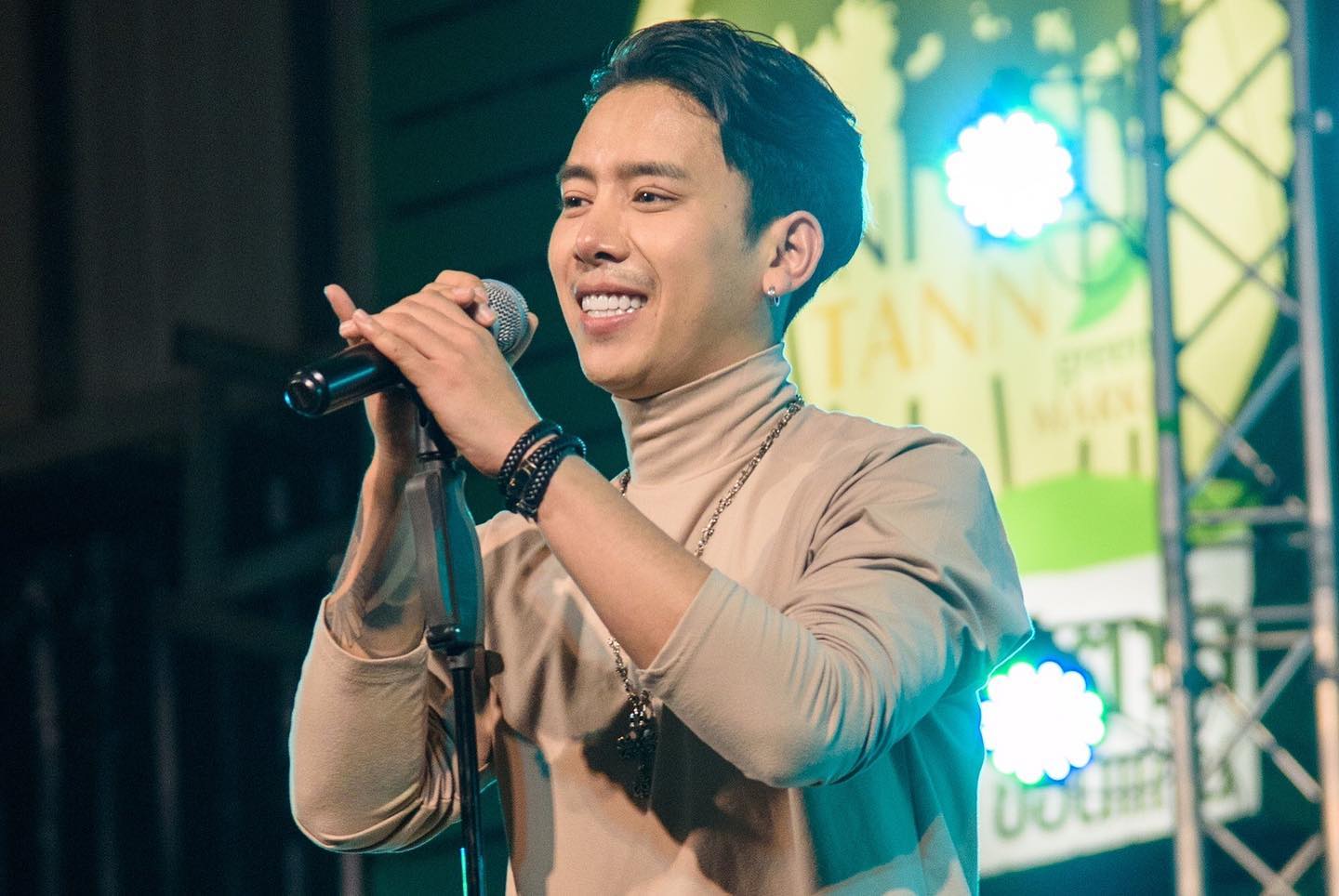 “เบิ้ล ปทุมราช” ไม่โกรธแฟนคลับจับเป้ากลางเวทีแบบเอ็นดู (มีคลิป)