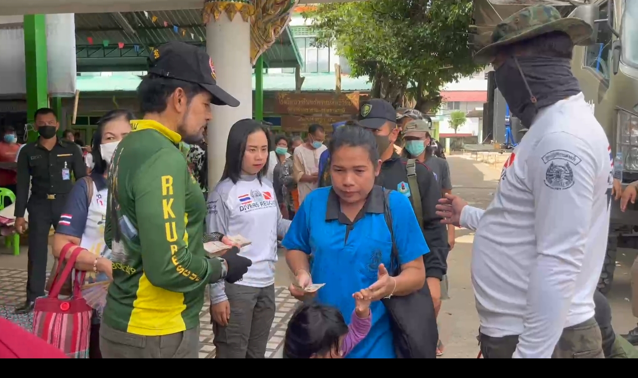 มทบ.22 - ร่วมกตัญญู คืนความสุขให้ชาวอุบล ขณะที่ บิณฑ์ เดินหน้ามอบเงินเยียวยาต่อเนื่อง