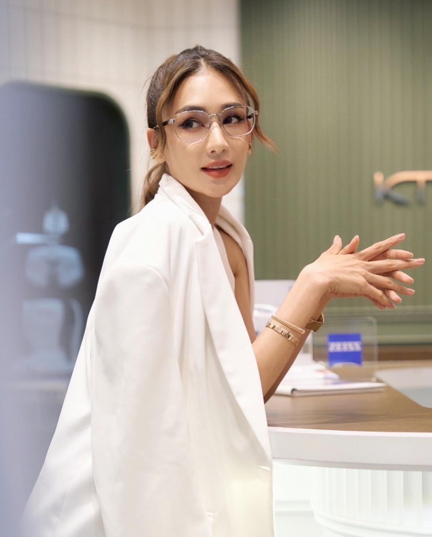 ตัดใจปล่อยรถหรู เนย โชติกา ประกาศขายลดราคาจาก 16 ล้าน เหลือ 12.5 ล้านบาท