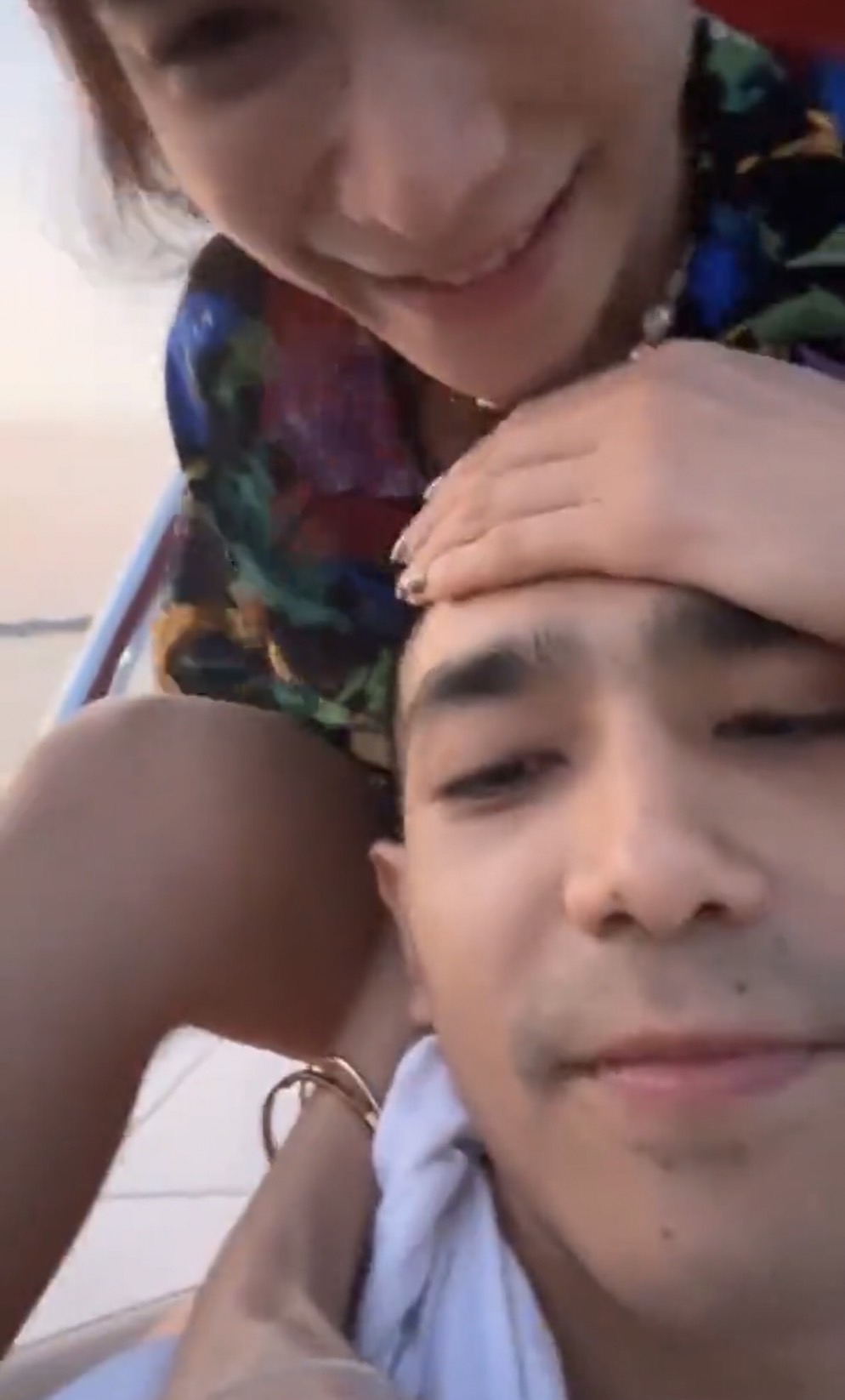 คลั่งรักไม่เบา โต้ง-พลอย อวดโมเมนต์ สวีตกันกลางทะเล คลั่งรักไม่เบา โต้ง-พลอย อวดโมเมนต์ สวีตกันกลางทะเล