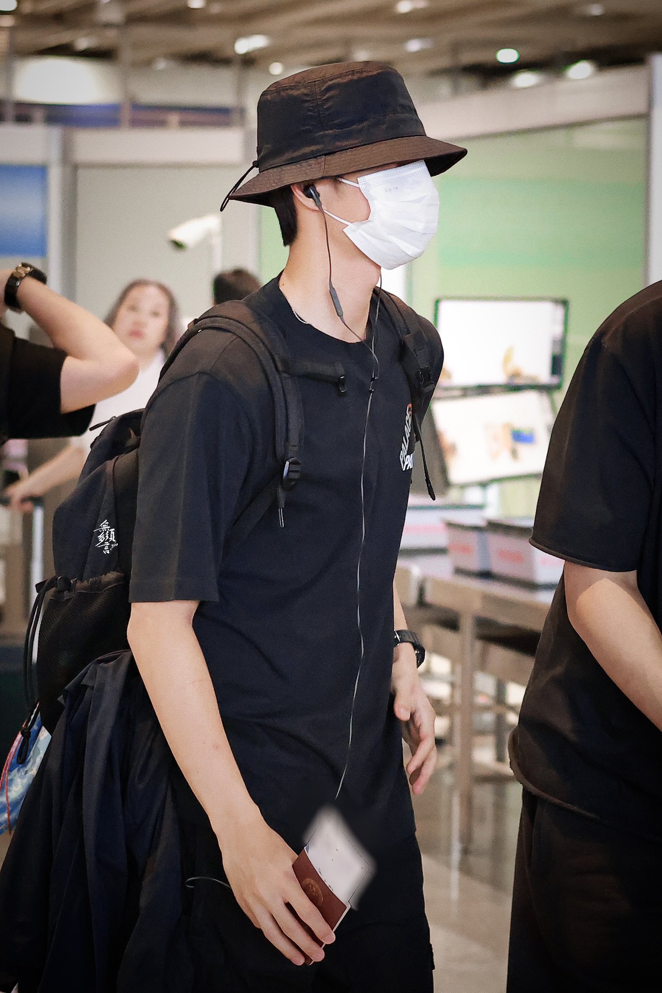 ห่วงความปลอดภัย!! 'หวังอี้ป๋อ' ถูกรุมล้อมที่สนามบิน หลังเดินทางถึงเมืองไทย