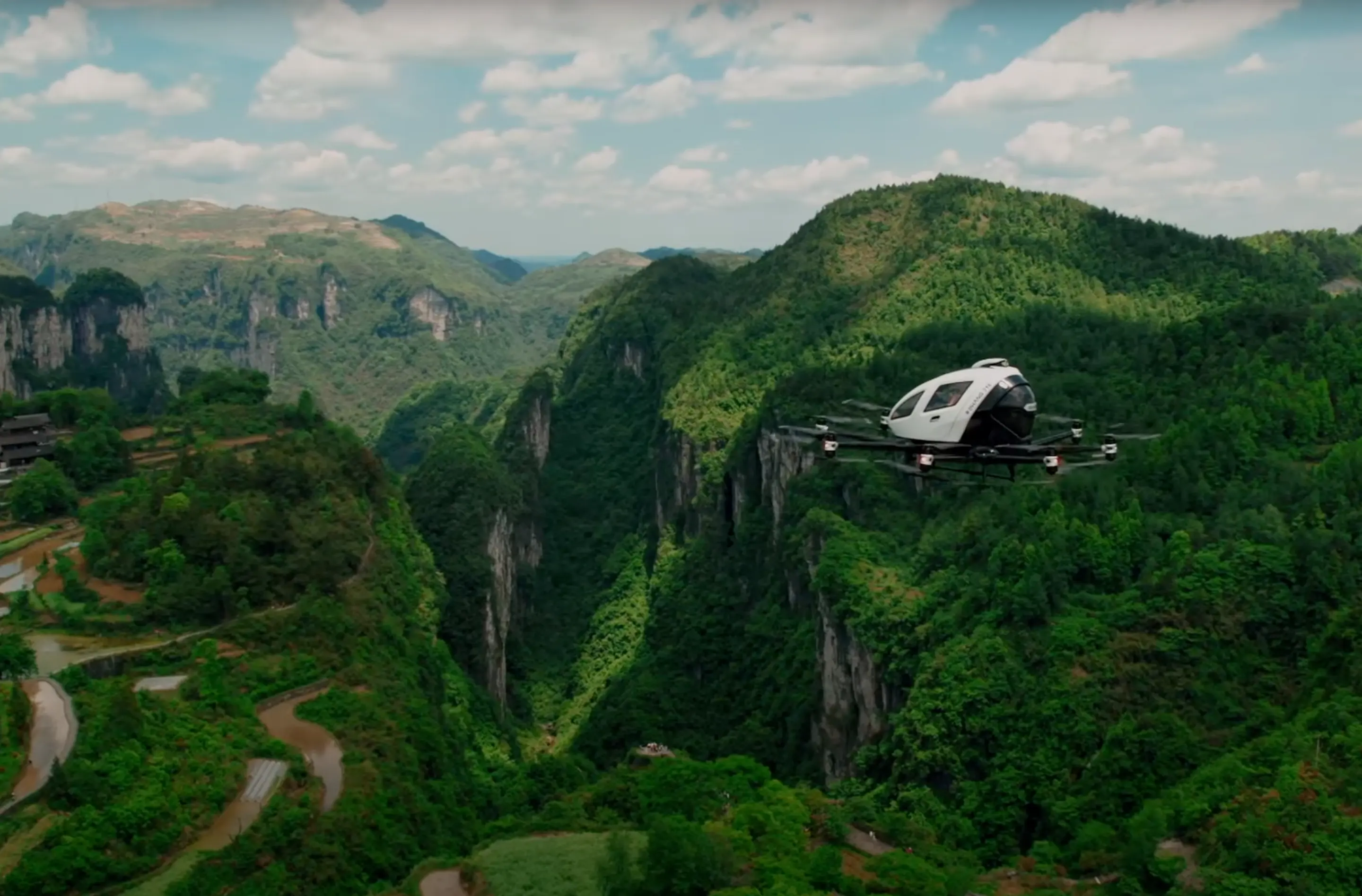 ยุคสมัยของการเดินทางกลางอากาศมาถึงแล้ว จีนเปิดให้บริการแท็กซี่บินได้เจ้าแรกของโลก ยุคสมัยของการเดินทางกลางอากาศมาถึงแล้ว จีนเปิดให้บริการแท็กซี่บินได้เจ้าแรกของโลก