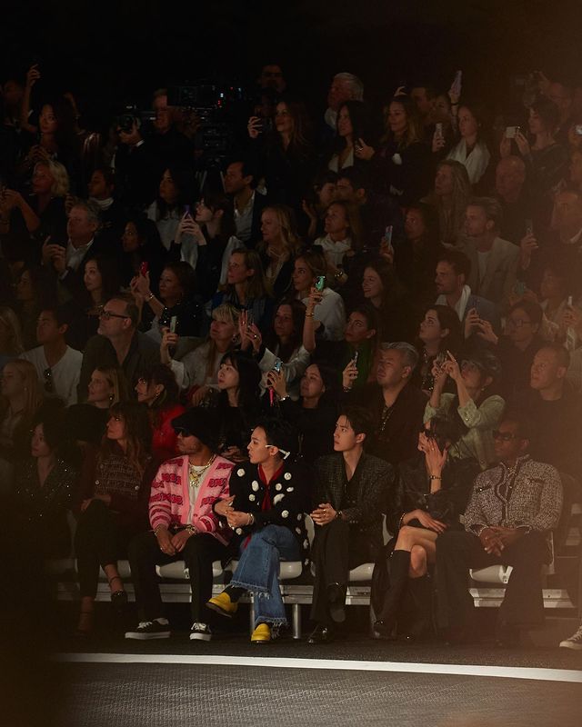 แฟนๆ ชื่นชม!! ‘หวังอี้ป๋อ’ ลัดฟ้าเยือนญี่ปุ่น สวมเสื้อพิมพ์ลายดอกไม้เปี่ยมความหมาย