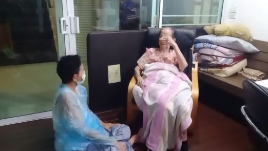 แข็งแรงสุดๆ คุณยายมารศรี พาออกกำลังกายขา  