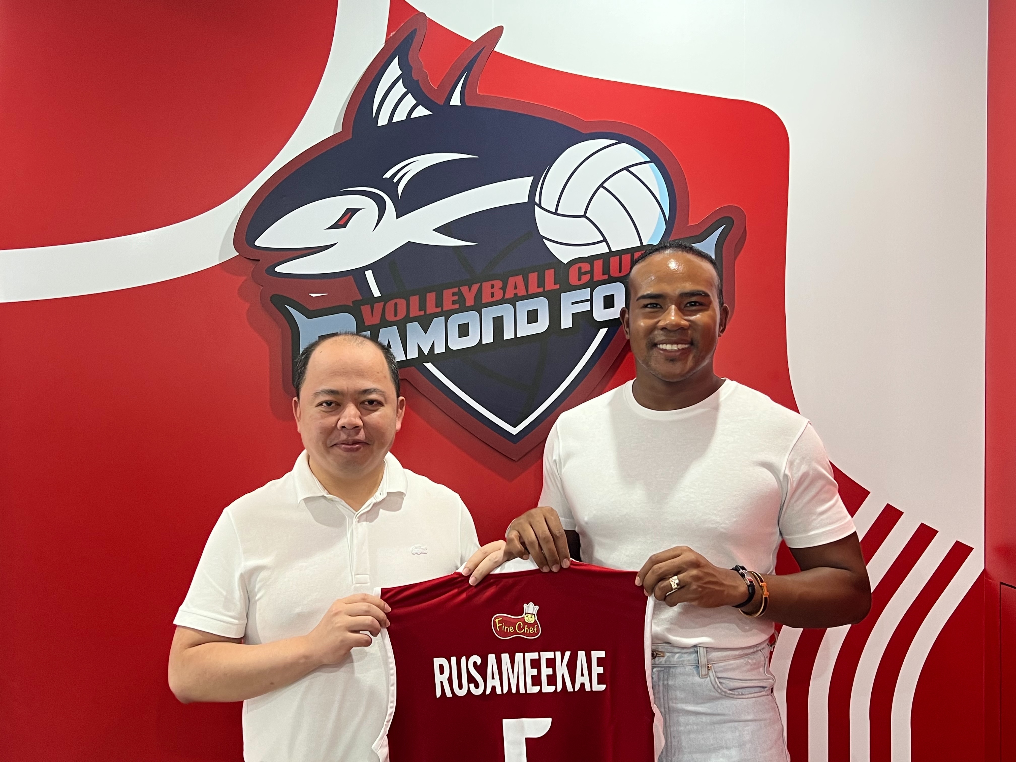 “รัศมีแข” เซ็นต์สัญญาเป็นนักวอลเลย์บอลอาชีพ!! “รัศมีแข” เซ็นต์สัญญาเป็นนักวอลเลย์บอลอาชีพ!!