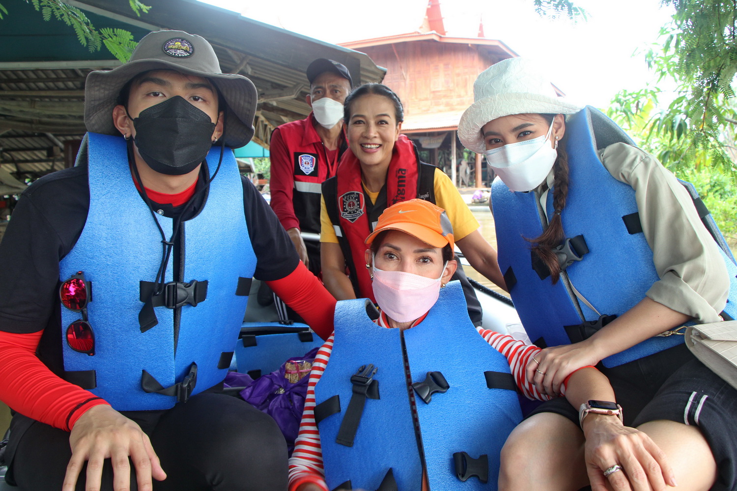 กบ ปภัสรา นำทีมนักแสดง ลุยช่วยน้ำท่วมต่อเนื่อง!! 