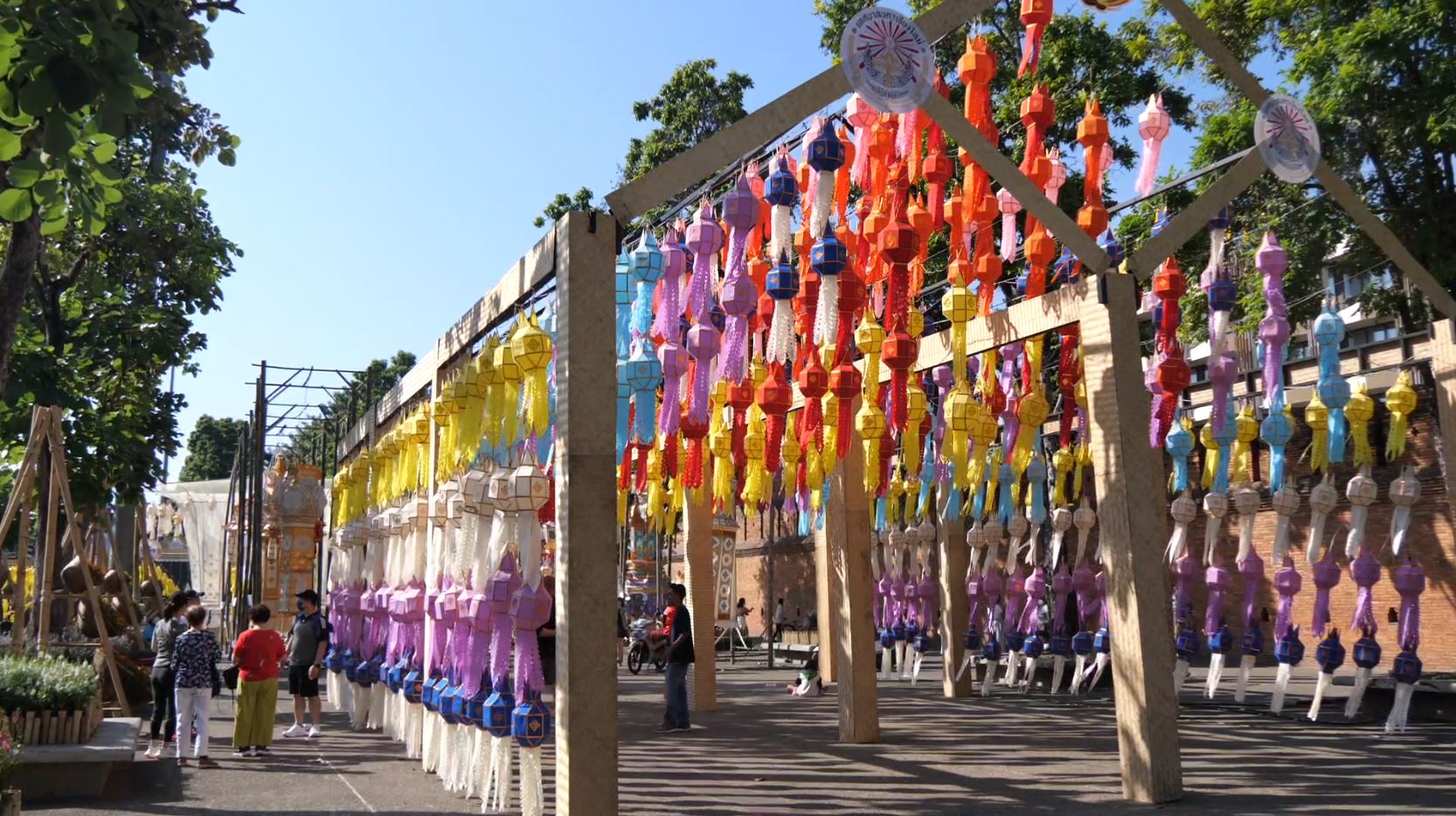 ลอยกระทงเชียงใหม่ ยี่เป็ง คึกคัก นักท่องเที่ยวแห่ชมบรรยากาศตกแต่งเมือง