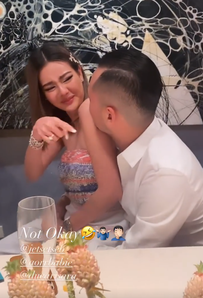 'ดิว อริสรา' เผยช็อตหวาน แฟนไฮโซเอาใจสุดๆอุ้มขึ้นรถดูแลอย่างดีดี 'ดิว อริสรา' เผยช็อตหวาน แฟนไฮโซเอาใจสุดๆอุ้มขึ้นรถดูแลอย่างดีดี