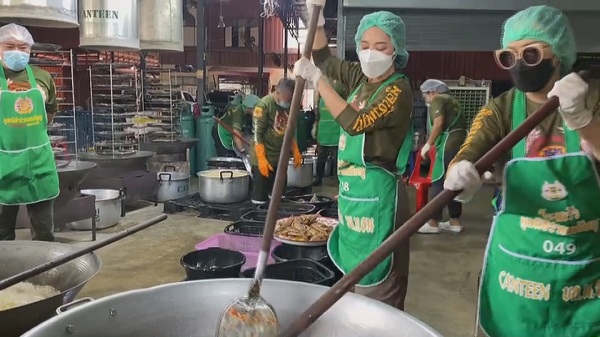 ทับทิม อัญรินทร์ จูงมือคุณแม่ ทําอาหารส่งให้ทีมแพทย์ (มีคลิป)