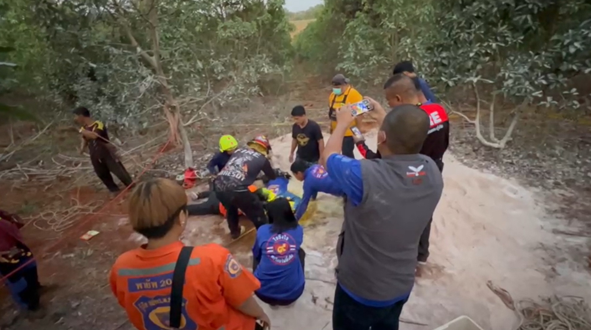 นาทีชีวิต! เร่งช่วย ด.ญ.วัย 1 ขวบตกท่อลึกกว่า 10 เมตร