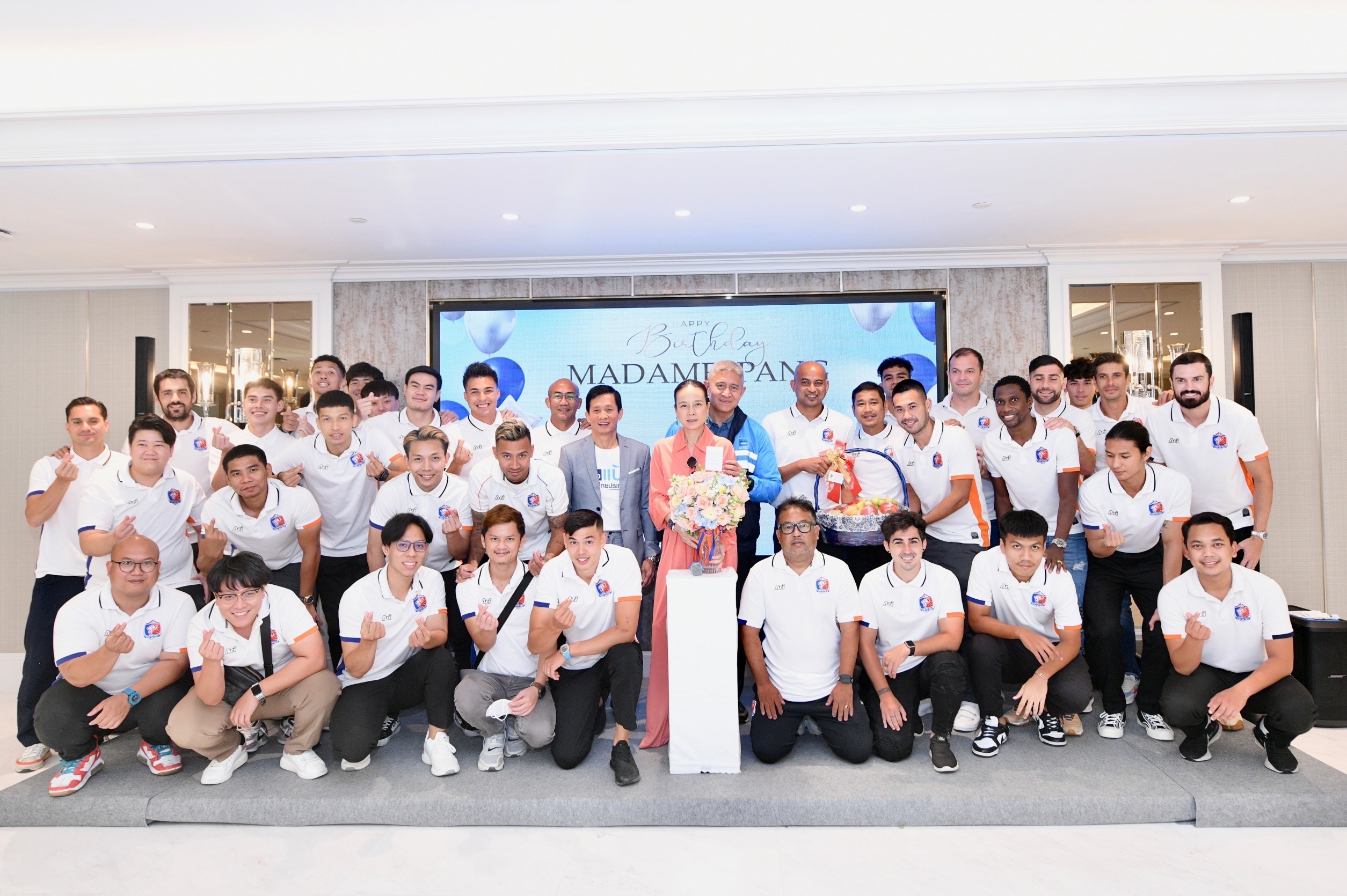 คนกีฬาร่วมงานวันเกิด 'มาดามแป้ง' อายุครบ 57 ปี กันอย่างอบอุ่น คนกีฬาร่วมงานวันเกิด 'มาดามแป้ง' อายุครบ 57 ปี กันอย่างอบอุ่น