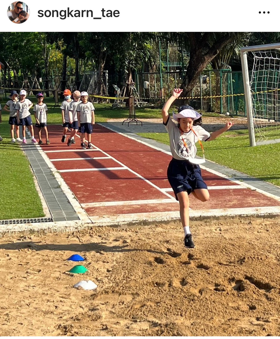 โมเมนต์น่ารัก! สงกรานต์ ตามเชียร์ลูกสาว น้องปีใหม่ ติดขอบสนามงานกีฬาสี