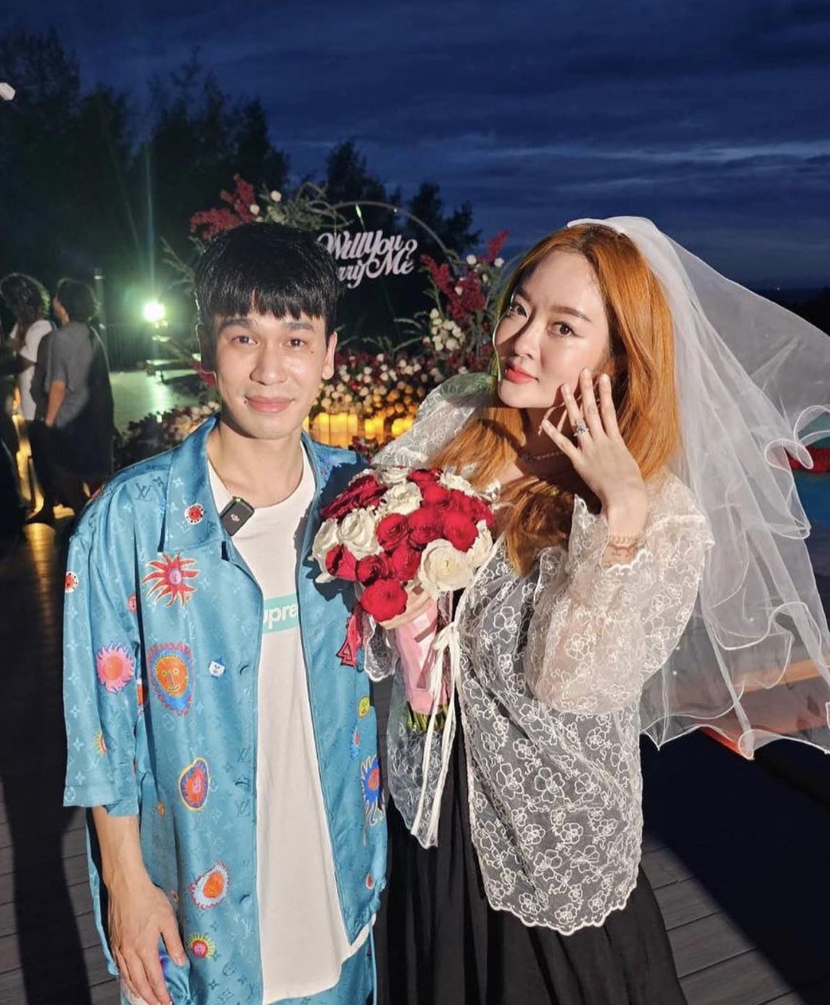 สละโสด!! แก้มบุ๋ม ถูกหวานใจ พีท คุกเข่าขอแต่งงาน 