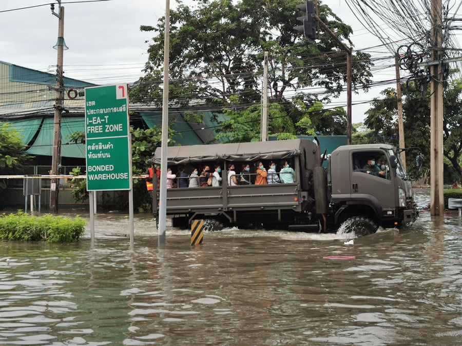 เปิดภาพ นิคมฯบางปู น้ำท่วมสูง จนท.เข้าช่วยรับ-ส่งปชช. เปิดภาพ นิคมฯบางปู น้ำท่วมสูง จนท.เข้าช่วยรับ-ส่งปชช.