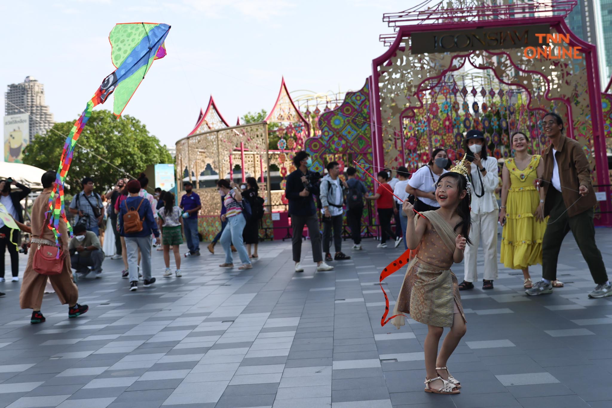 นทท.สนุกสุดเหวี่ยง เล่นว่าวริมแม่น้ำเจ้าพระยา