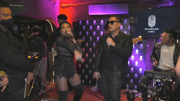 แฮปปี้แฟนสายฝ.“ดา เอ็นโดรฟิน” ควงเปิดค่ายเพลง (มีคลิป) แฮปปี้แฟนสายฝ.“ดา เอ็นโดรฟิน” ควงเปิดค่ายเพลง (มีคลิป)