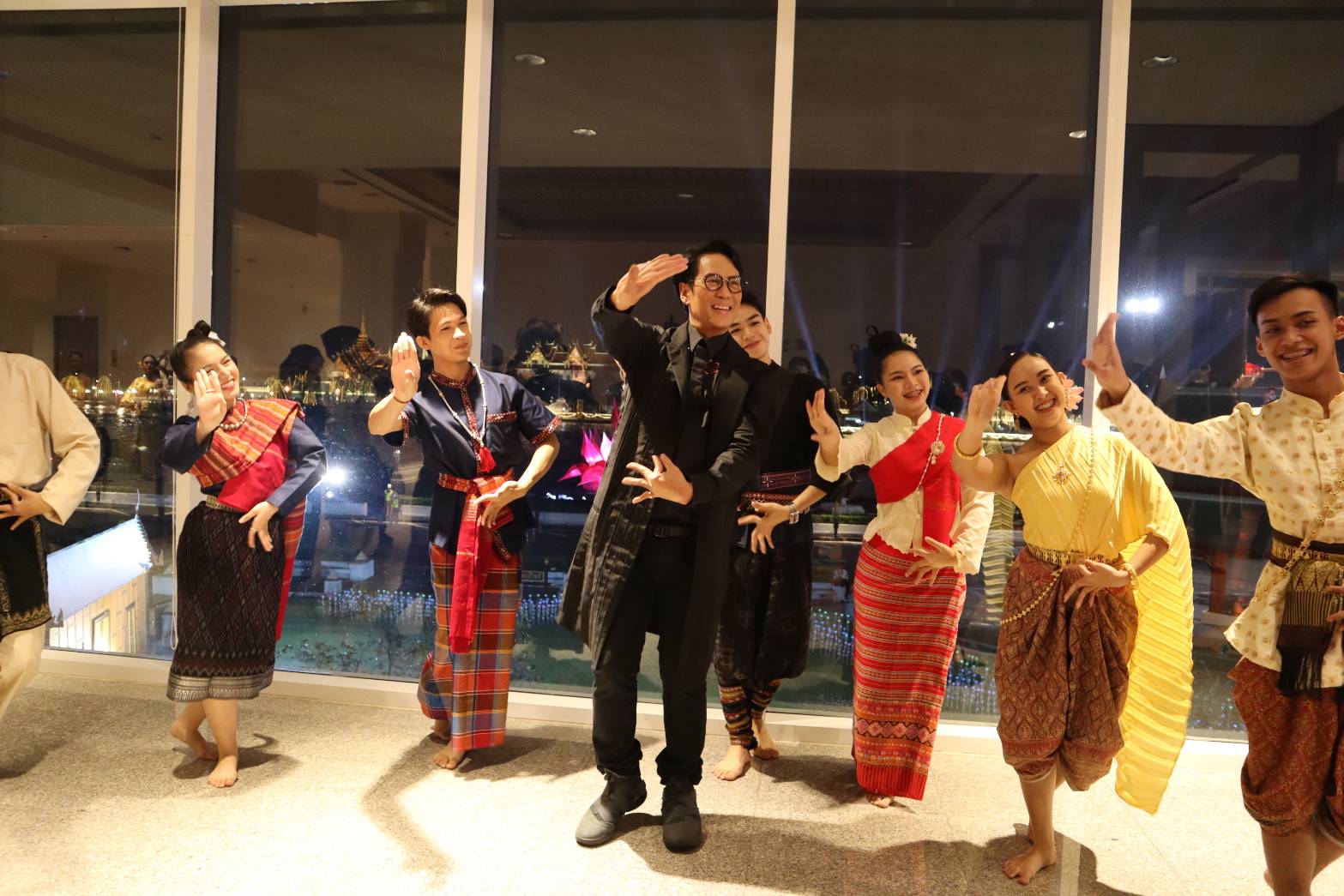 เบิร์ด ธงไชย เผยความรู้สึก หลังได้ร้องเพลงในงานเลี้ยง APEC2022 เบิร์ด ธงไชย เผยความรู้สึก หลังได้ร้องเพลงในงานเลี้ยง APEC2022