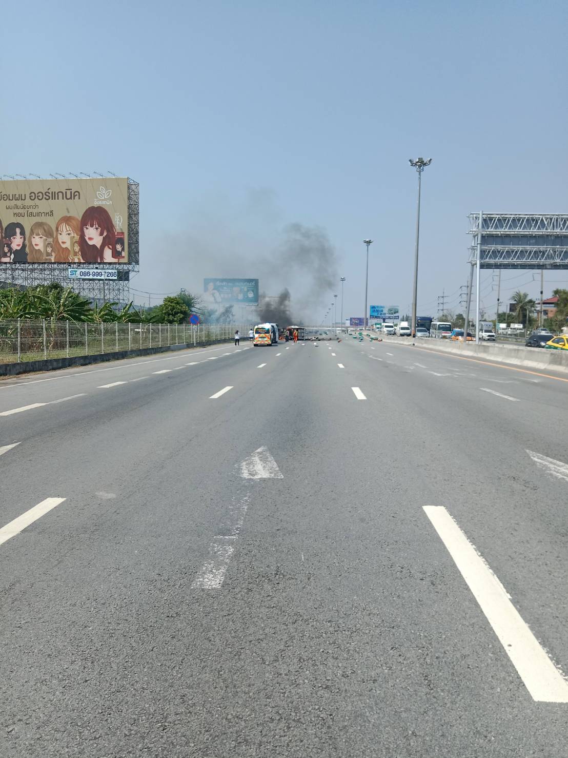 ด่วน! รถบรรทุกแก๊ส พลิกคว่ำ ถังแก๊สระเบิด บนมอเตอร์เวย์ขาเข้า ด่วน! รถบรรทุกแก๊ส พลิกคว่ำ ถังแก๊สระเบิด บนมอเตอร์เวย์ขาเข้า