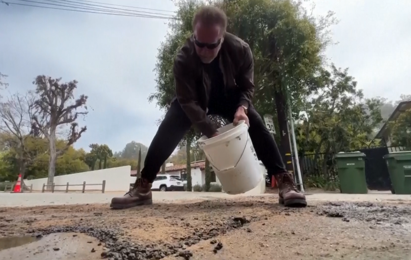 “Arnold Schwarzenegger”  ลงมือซ่อมหลุมบ่อบนถนนด้วยตัวเอง หลังรอนานนับสัปดาห์จนมีอุบัติเหตุ