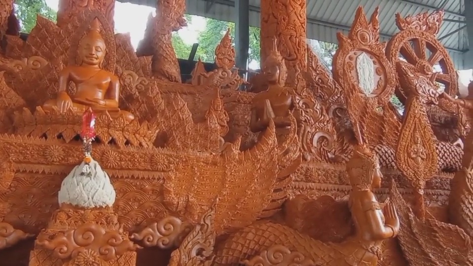 วันเข้าพรรษา 2566 โคราชแห่เทียนยิ่งใหญ่ เกาะกระแสโชว์หุ่น “พิธาจับมืออุ๊งอิ๊ง”